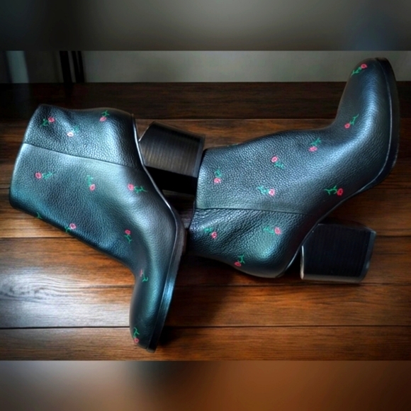 NWT Alexander WANG Gabi Rose Print Black Pebbled Leather Cutout Heel Boots - Picture 3 of 12